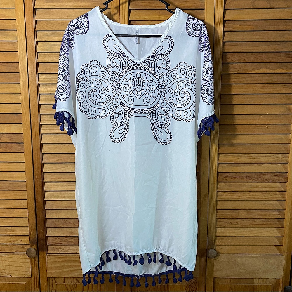 ๐ Lucky, Size Medium, V-Neck, White Floral, Crochet Tunic, Beach Cover Up - Picture 4 of 13